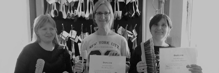 Stolte nye børstenbindere med diplomer